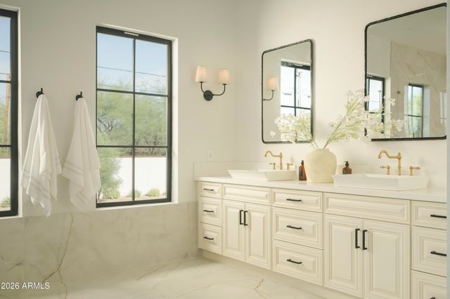 10229 N 64th Street, Paradise Valley, AZ 85253