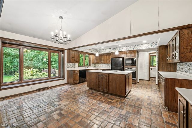 38500 Chagrin Boulevard, Moreland Hills, OH 44022