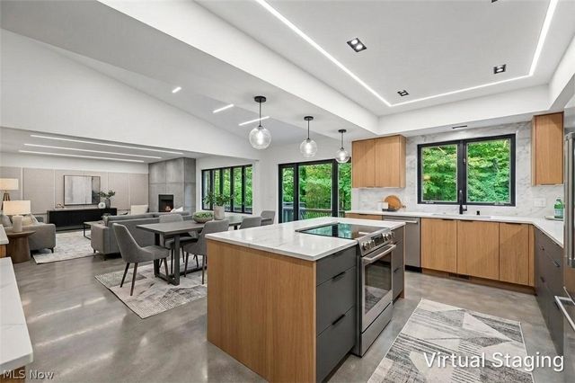 38500 Chagrin Boulevard, Moreland Hills, OH 44022