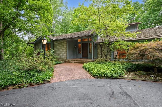 38500 Chagrin Boulevard, Moreland Hills, OH 44022