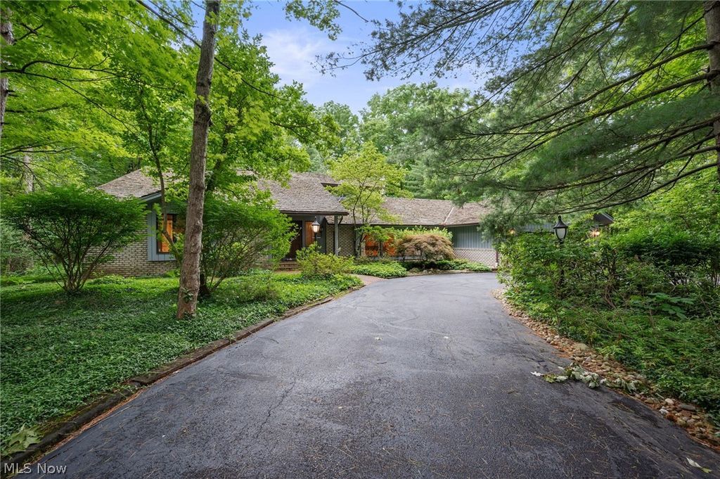 38500 Chagrin Boulevard, Moreland Hills, OH 44022
