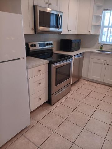 5730 FERNLEY Drive E 27, West Palm Beach, FL 33415