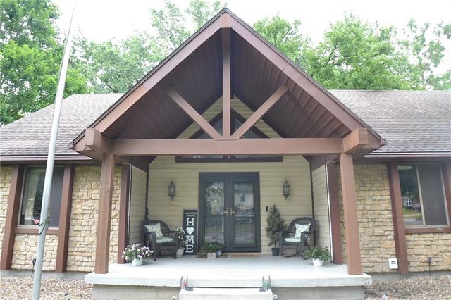 8001 N Lydia Avenue, Kansas City, MO 64118