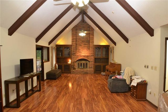 8001 N Lydia Avenue, Kansas City, MO 64118