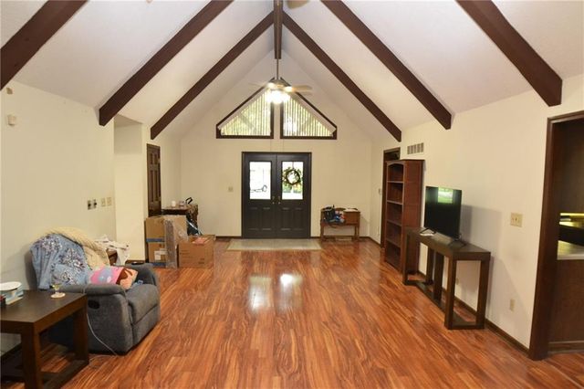 8001 N Lydia Avenue, Kansas City, MO 64118