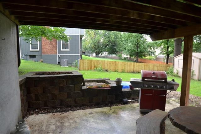 8001 N Lydia Avenue, Kansas City, MO 64118