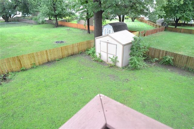 8001 N Lydia Avenue, Kansas City, MO 64118