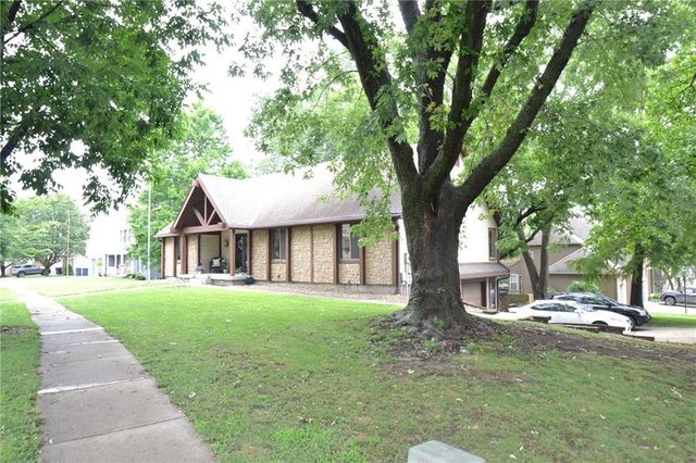 8001 N Lydia Avenue, Kansas City, MO 64118