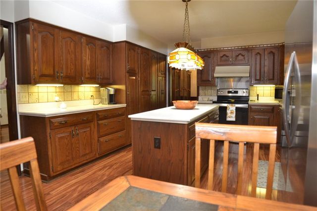 8001 N Lydia Avenue, Kansas City, MO 64118
