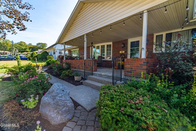 8 Daisy Lane, Albany, NY 12211