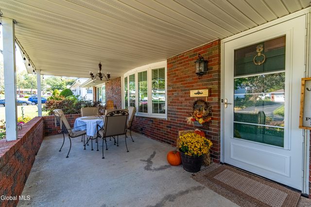 8 Daisy Lane, Albany, NY 12211