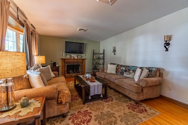 8 Daisy Lane, Albany, NY 12211