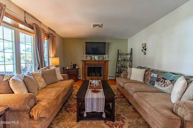 8 Daisy Lane, Albany, NY 12211