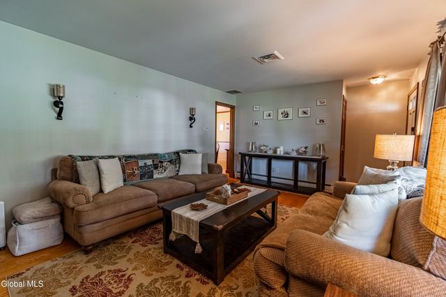 8 Daisy Lane, Albany, NY 12211