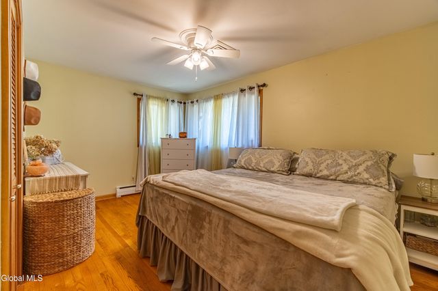 8 Daisy Lane, Albany, NY 12211