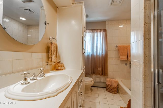 8 Daisy Lane, Albany, NY 12211