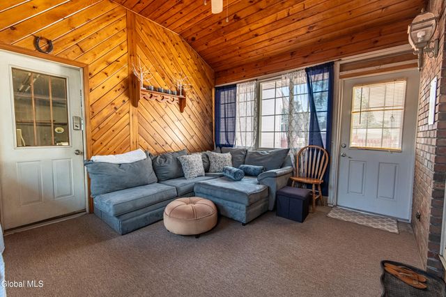 8 Daisy Lane, Albany, NY 12211