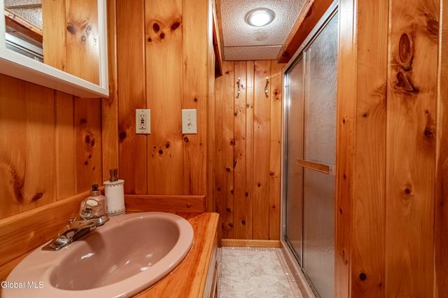 8 Daisy Lane, Albany, NY 12211