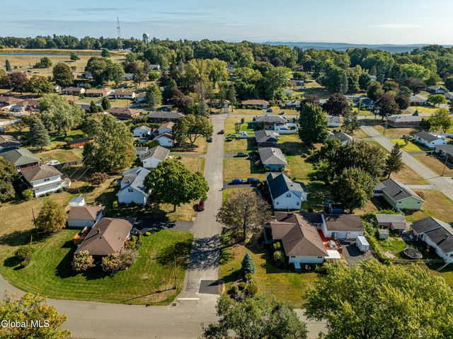 8 Daisy Lane, Albany, NY 12211