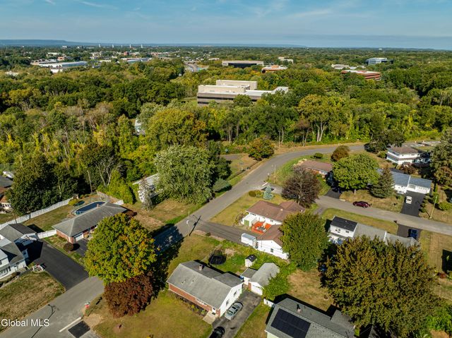 8 Daisy Lane, Albany, NY 12211