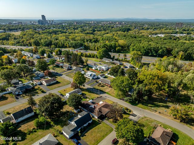 8 Daisy Lane, Albany, NY 12211