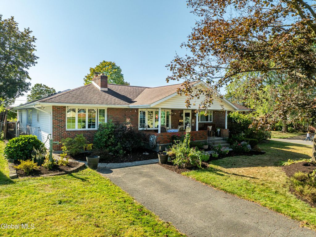 8 Daisy Lane, Albany, NY 12211