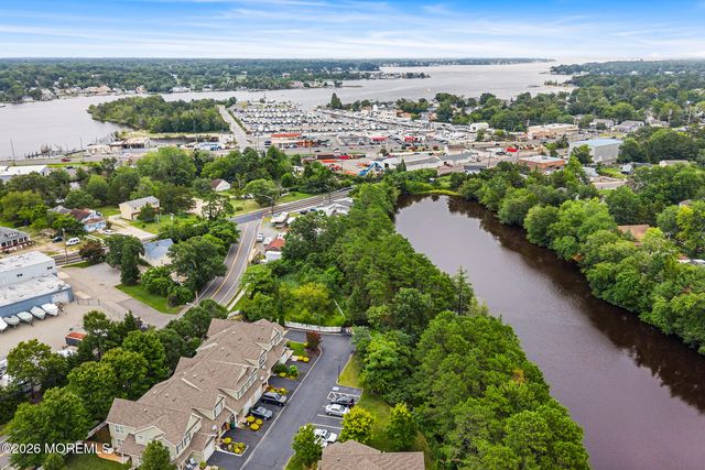 17 Wiley Way, Toms River, NJ 08757