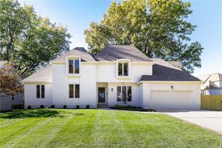 4900 Somerset Drive, Prairie Village, KS 66207