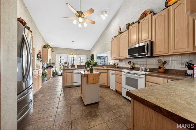 1521 Hibernation Hollow, Wentzville, MO 63385