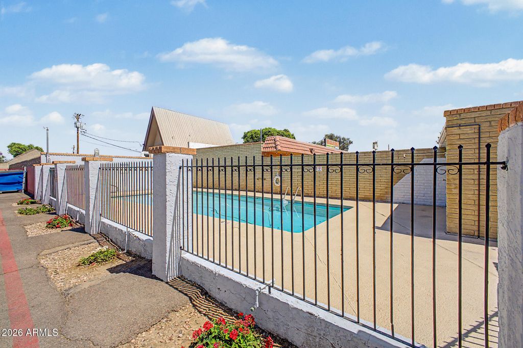 Image 11 of property listing at 6814 N 35TH Avenue G, Phoenix, AZ 85017