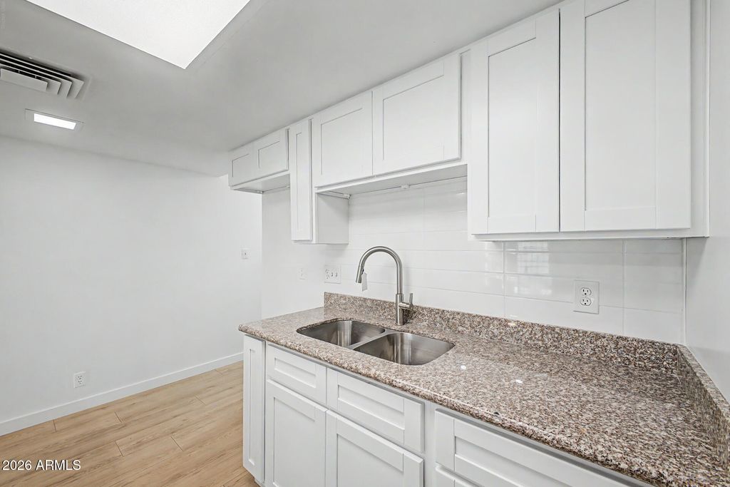 Image 4 of property listing at 6814 N 35TH Avenue G, Phoenix, AZ 85017
