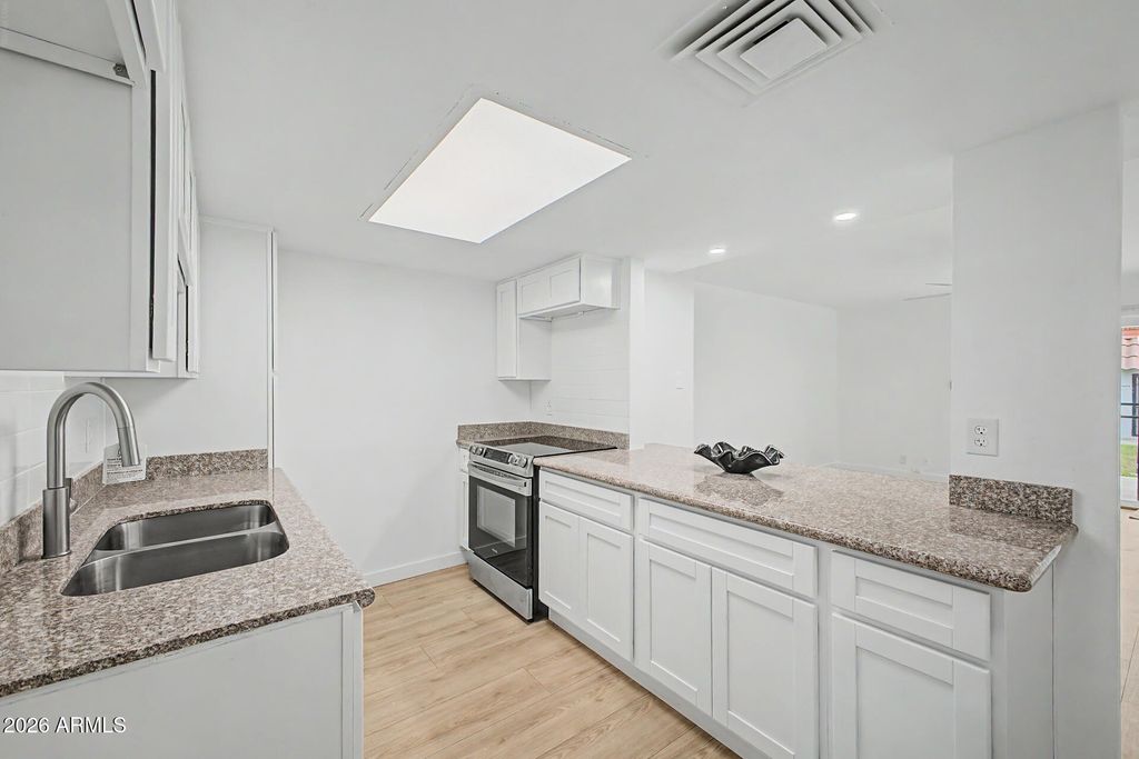 Image 5 of property listing at 6814 N 35TH Avenue G, Phoenix, AZ 85017