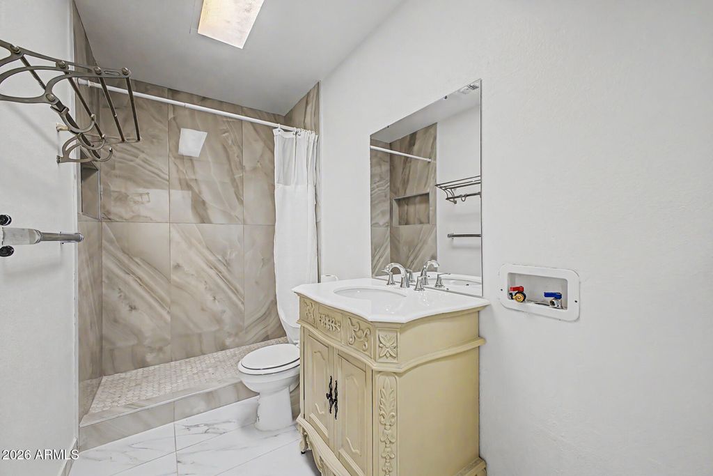 Image 8 of property listing at 6814 N 35TH Avenue G, Phoenix, AZ 85017