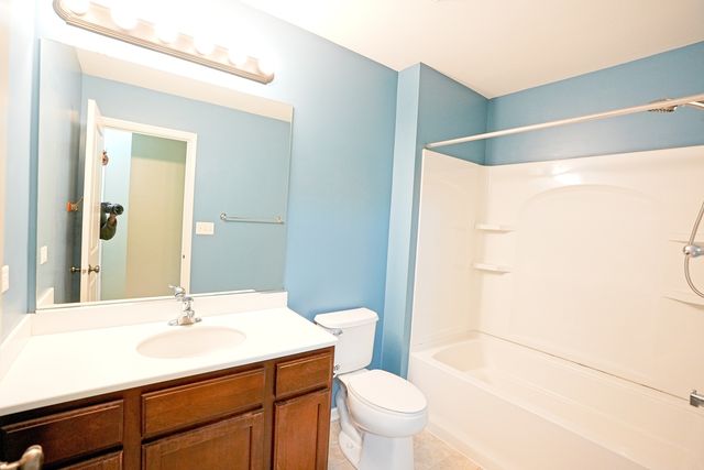 470 Grosvenor Lane 470, Aurora, IL 60504