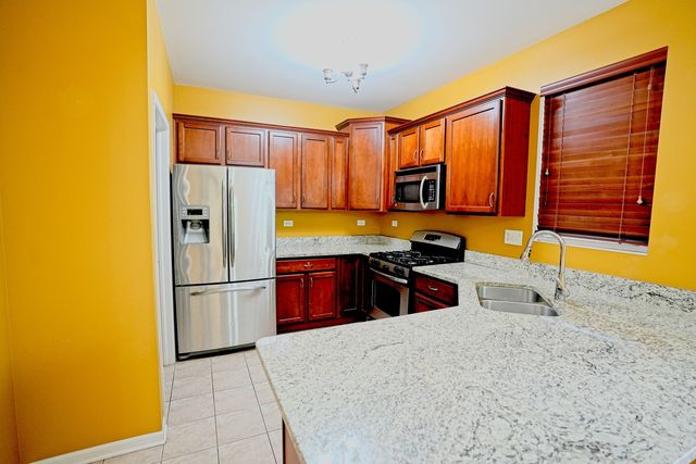 470 Grosvenor Lane 470, Aurora, IL 60504