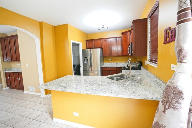 470 Grosvenor Lane 470, Aurora, IL 60504