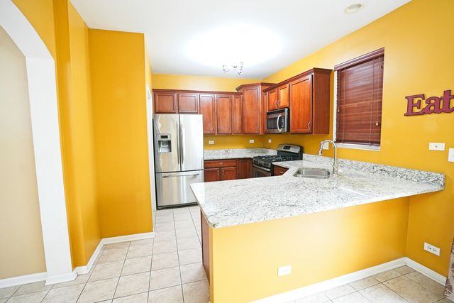 470 Grosvenor Lane 470, Aurora, IL 60504
