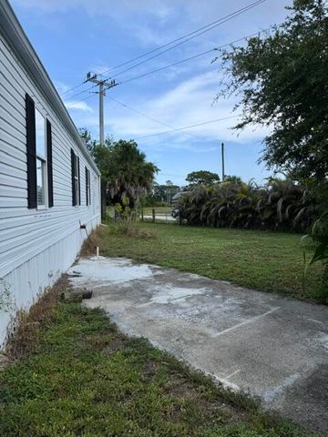 8423 SE Sandy Lane, Hobe Sound, FL 33455