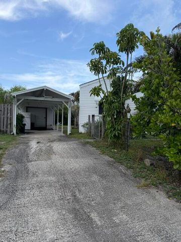 8423 SE Sandy Lane, Hobe Sound, FL 33455