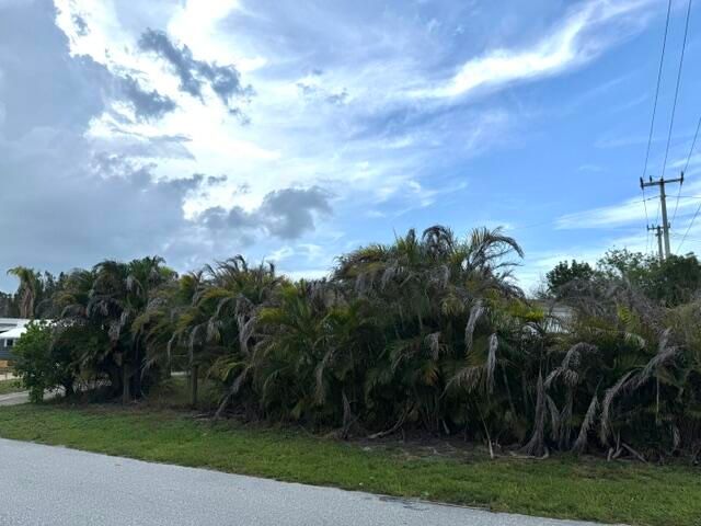 8423 SE Sandy Lane, Hobe Sound, FL 33455