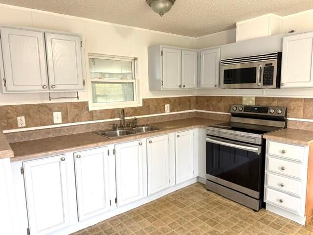8423 SE Sandy Lane, Hobe Sound, FL 33455