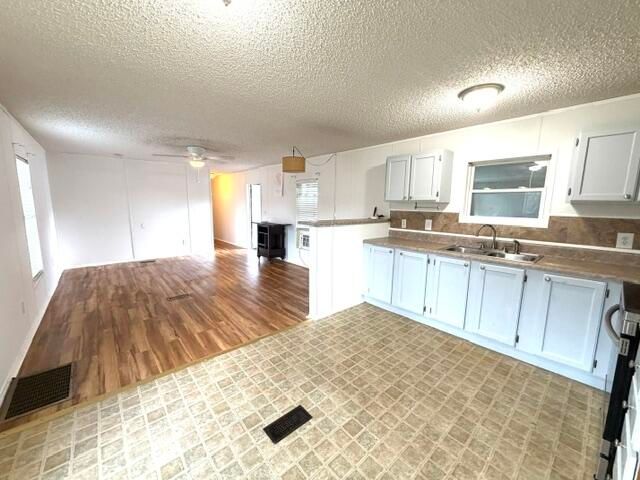 8423 SE Sandy Lane, Hobe Sound, FL 33455
