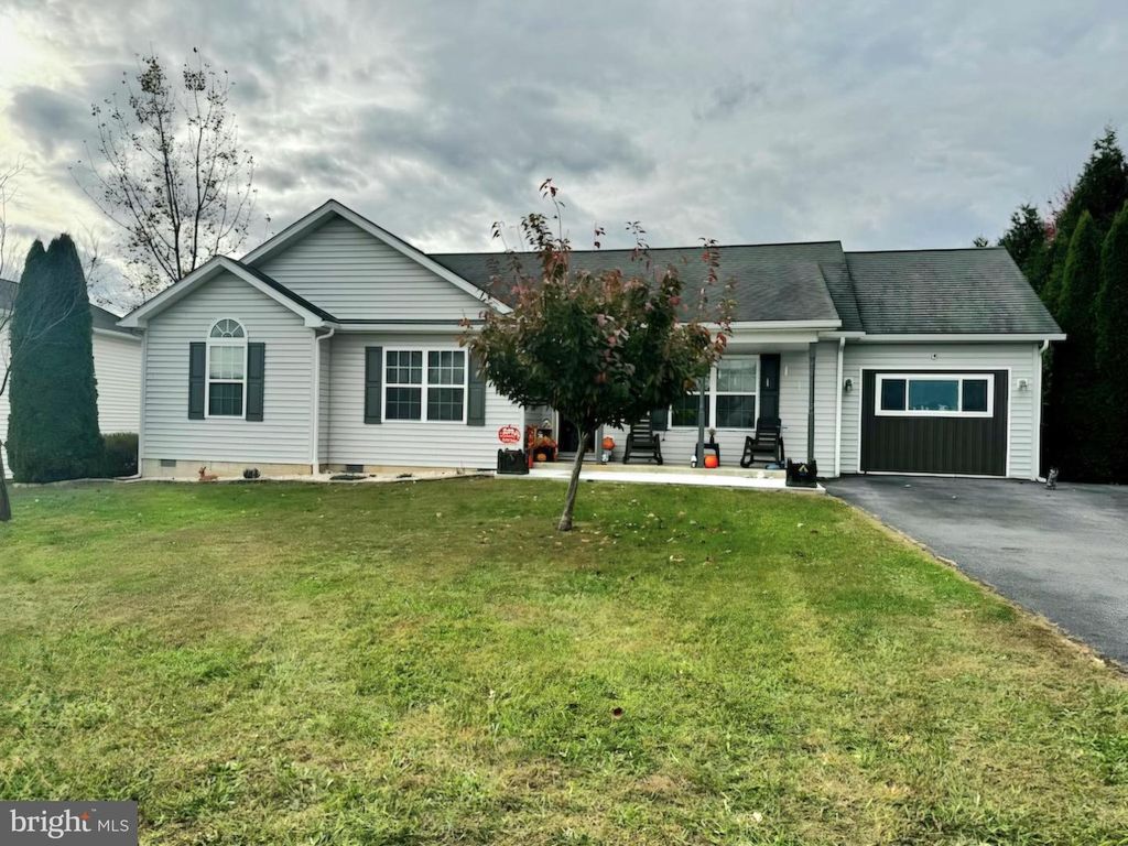 49 SHUYKILL DR, Martinsburg, WV 25403