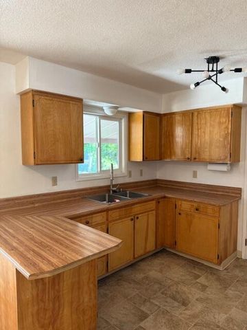 236 S Caves Avenue, Cave Junction, OR 97523