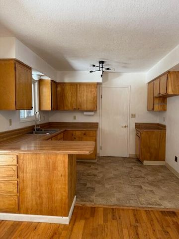 236 S Caves Avenue, Cave Junction, OR 97523