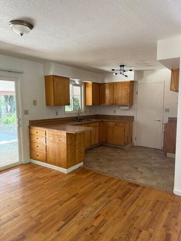 236 S Caves Avenue, Cave Junction, OR 97523