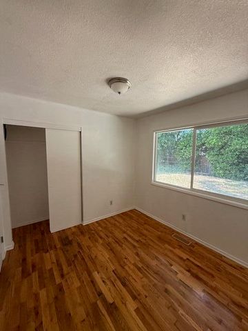 236 S Caves Avenue, Cave Junction, OR 97523