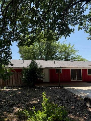 236 S Caves Avenue, Cave Junction, OR 97523