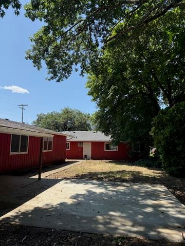 236 S Caves Avenue, Cave Junction, OR 97523
