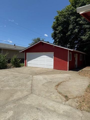 236 S Caves Avenue, Cave Junction, OR 97523